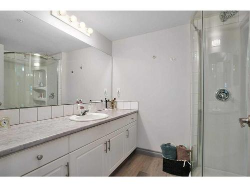 L01-6118 53 Avenue, Red Deer, AB - Indoor Photo Showing Bathroom