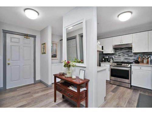 L01-6118 53 Avenue, Red Deer, AB - Indoor Photo Showing Kitchen