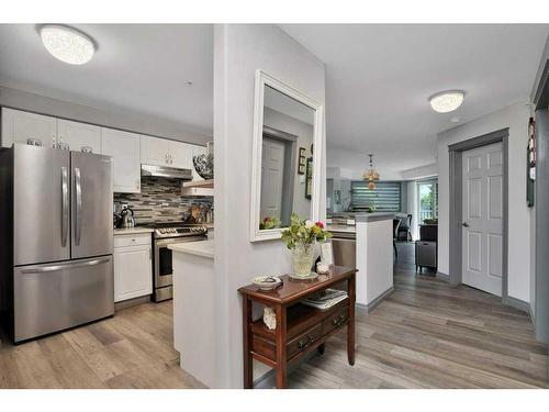 L01-6118 53 Avenue, Red Deer, AB - Indoor Photo Showing Kitchen