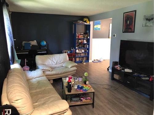 3950 52 Avenue, Red Deer, AB - Indoor Photo Showing Living Room