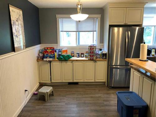 3950 52 Avenue, Red Deer, AB - Indoor Photo Showing Kitchen