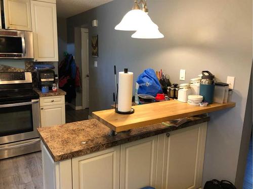 3950 52 Avenue, Red Deer, AB - Indoor Photo Showing Kitchen