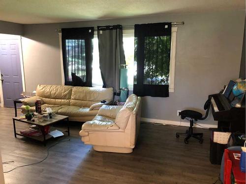 3950 52 Avenue, Red Deer, AB - Indoor Photo Showing Living Room