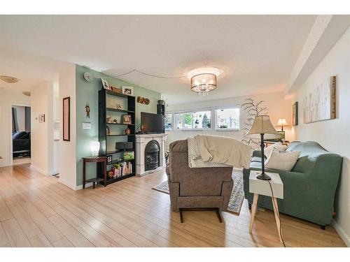 101-4814 46 Street, Red Deer, AB - Indoor Photo Showing Living Room