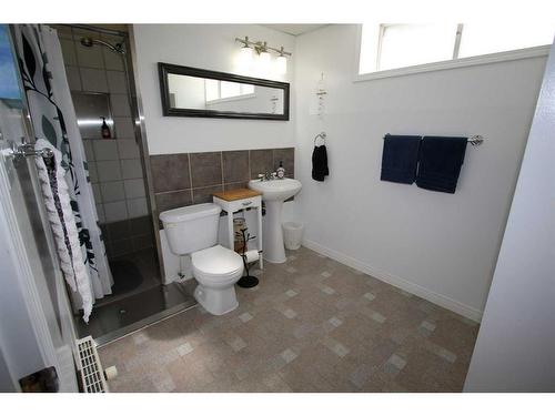 66 College Park Drive, Red Deer, AB - Indoor Photo Showing Bathroom