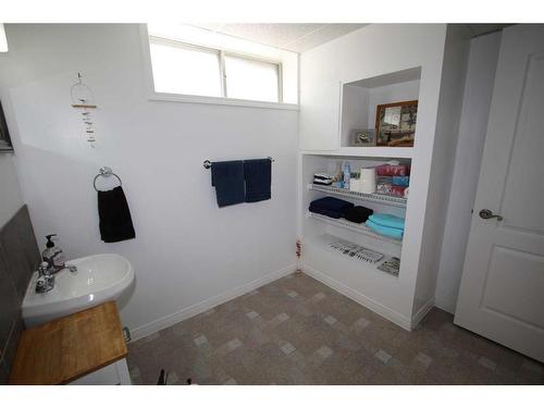 66 College Park Drive, Red Deer, AB - Indoor Photo Showing Bathroom