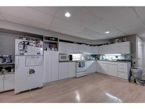 19 George Crescent, Red Deer, AB - Indoor Photo Showing Kitchen