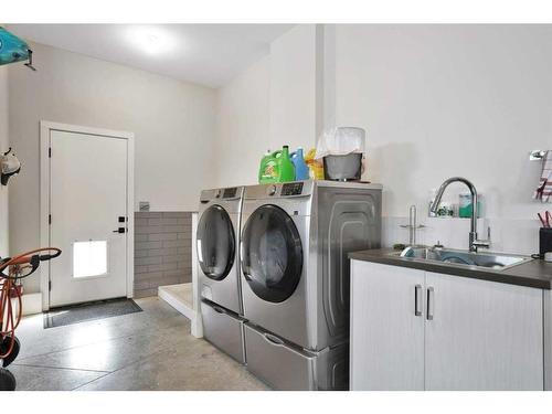 10 Sweetgrass Place, Sylvan Lake, AB - Indoor Photo Showing Laundry Room