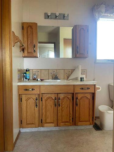 5018 Alexander Avenue, Coronation, AB - Indoor Photo Showing Bathroom