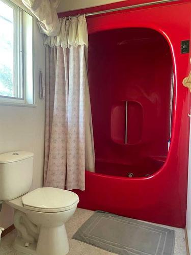 5018 Alexander Avenue, Coronation, AB - Indoor Photo Showing Bathroom