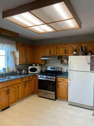 5018 Alexander Avenue, Coronation, AB - Indoor Photo Showing Kitchen