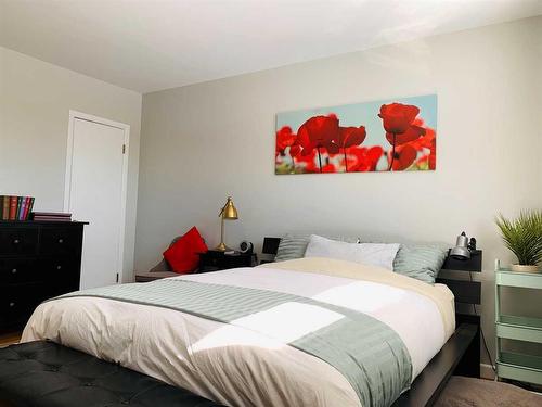 1012 Fern Crescent South, Lethbridge, AB - Indoor Photo Showing Bedroom