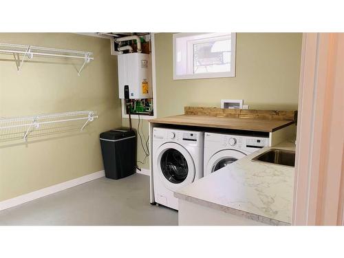 1012 Fern Crescent South, Lethbridge, AB - Indoor Photo Showing Laundry Room