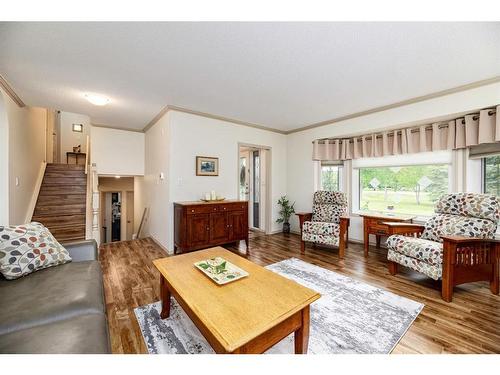 184 28342 Township Road 384, Rural Red Deer County, AB - Indoor Photo Showing Living Room