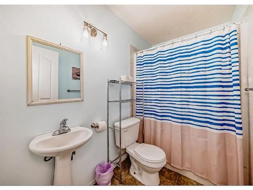 143 Lanterman Close, Red Deer, AB - Indoor Photo Showing Bathroom