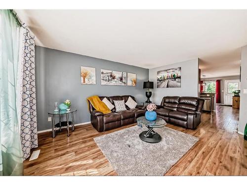 143 Lanterman Close, Red Deer, AB - Indoor Photo Showing Living Room