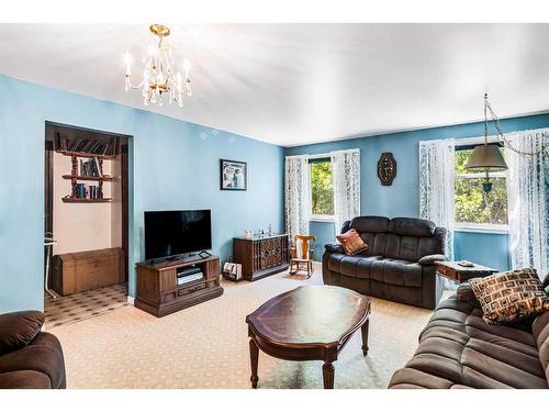 37348 Range Road 23, Rural Red Deer County, AB - Indoor Photo Showing Living Room