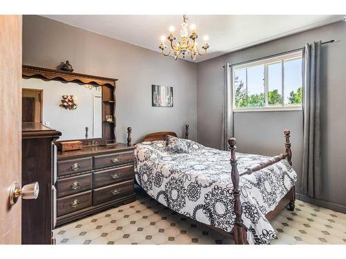 37348 Range Road 23, Rural Red Deer County, AB - Indoor Photo Showing Bedroom