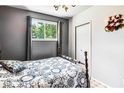 37348 Range Road 23, Rural Red Deer County, AB - Indoor Photo Showing Bedroom