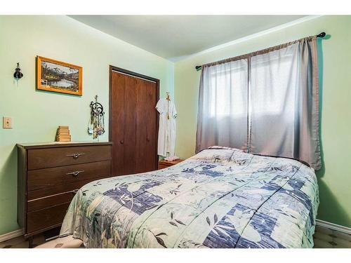 37348 Range Road 23, Rural Red Deer County, AB - Indoor Photo Showing Bedroom