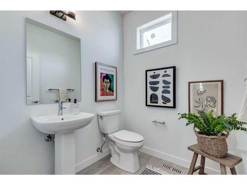 303-8235 8 Avenue Sw, Calgary, AB - Indoor Photo Showing Bathroom