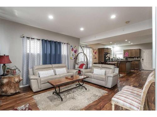 110-150 Vanier Drive, Red Deer, AB - Indoor Photo Showing Living Room