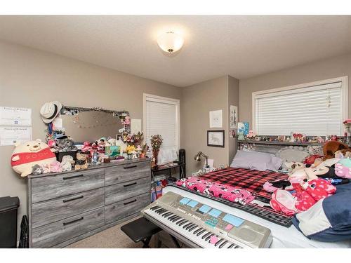 110-150 Vanier Drive, Red Deer, AB - Indoor Photo Showing Bedroom