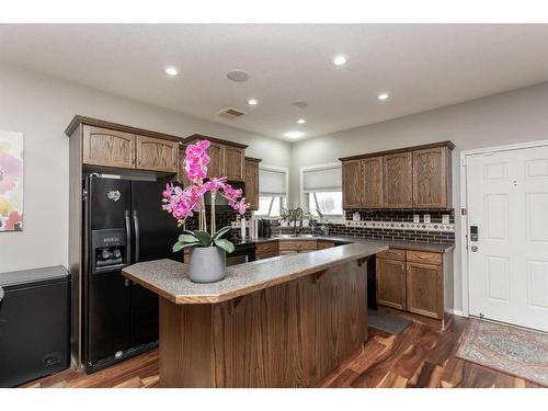 110-150 Vanier Drive, Red Deer, AB - Indoor Photo Showing Kitchen