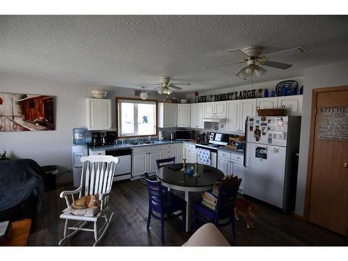 5125 A & B Victoria Avenue, Coronation, AB - Indoor Photo Showing Kitchen