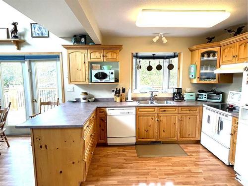 21 Aimie Avenue, White Sands, AB - Indoor Photo Showing Kitchen With Double Sink