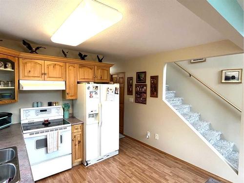 21 Aimie Avenue, White Sands, AB - Indoor Photo Showing Kitchen