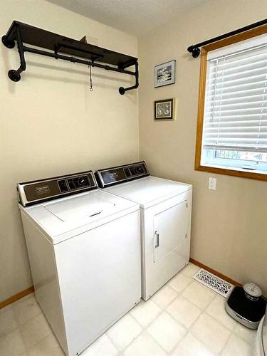 21 Aimie Avenue, White Sands, AB - Indoor Photo Showing Laundry Room