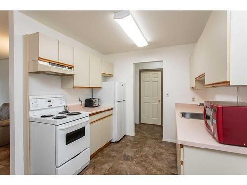 202-5414 53 Street, Lacombe, AB - Indoor Photo Showing Kitchen