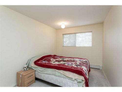 202-5414 53 Street, Lacombe, AB - Indoor Photo Showing Bedroom