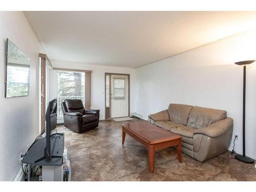 202-5414 53 Street, Lacombe, AB - Indoor Photo Showing Living Room