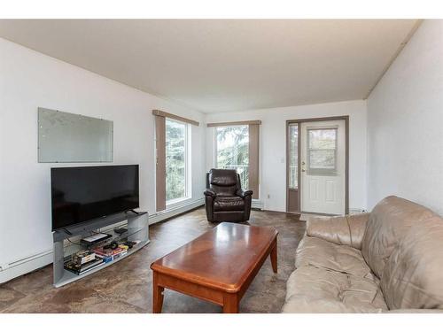 202-5414 53 Street, Lacombe, AB - Indoor Photo Showing Living Room