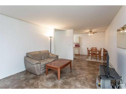 202-5414 53 Street, Lacombe, AB - Indoor Photo Showing Living Room