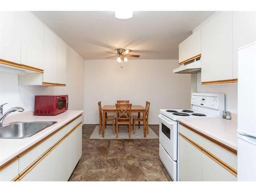 202-5414 53 Street, Lacombe, AB - Indoor Photo Showing Kitchen