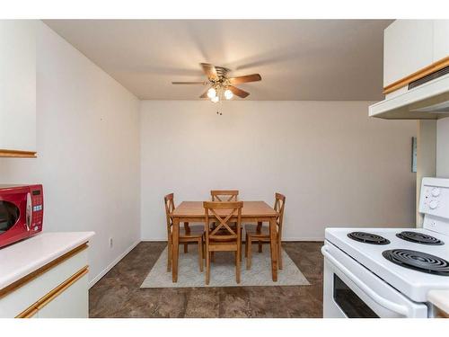 202-5414 53 Street, Lacombe, AB - Indoor Photo Showing Kitchen