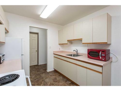 202-5414 53 Street, Lacombe, AB - Indoor Photo Showing Kitchen