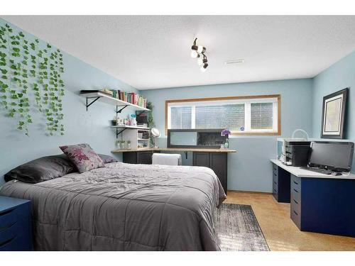 8 Archibald Crescent, Red Deer, AB - Indoor Photo Showing Bedroom