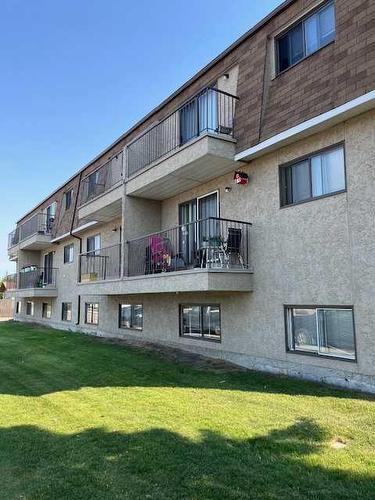 1-4747 50 Street, Sylvan Lake, AB - Outdoor