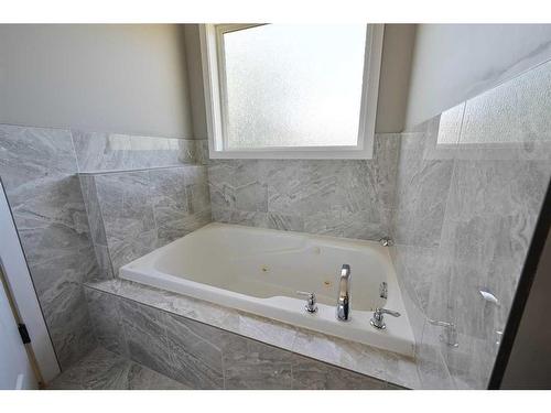 112 Archer Drive, Red Deer, AB - Indoor Photo Showing Bathroom