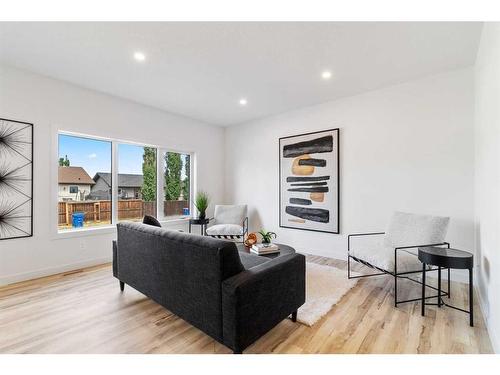 74 Palmer Circle, Blackfalds, AB - Indoor Photo Showing Living Room