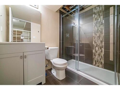 7512 38A Avenue, Camrose, AB - Indoor Photo Showing Bathroom