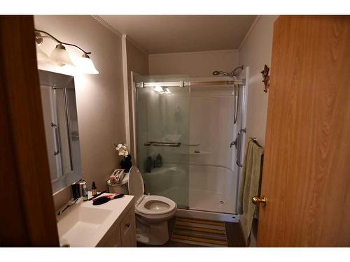 A-5125 Victoria Avenue, Coronation, AB - Indoor Photo Showing Bathroom