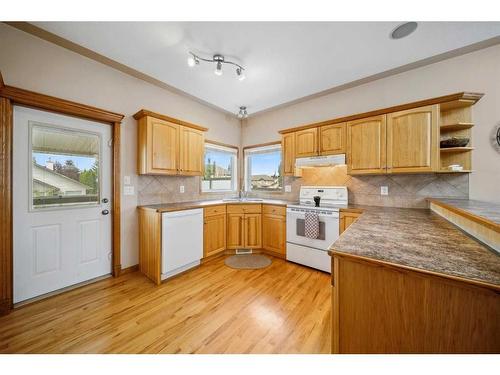 69 Alberts Close, Red Deer, AB - Indoor Photo Showing Kitchen