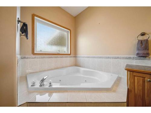 69 Alberts Close, Red Deer, AB - Indoor Photo Showing Bathroom