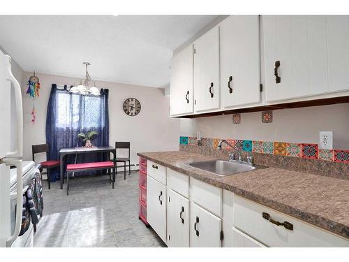 11-14, 21-24, 31-34-4932 48 Street, Rocky Mountain House, AB - Indoor Photo Showing Kitchen