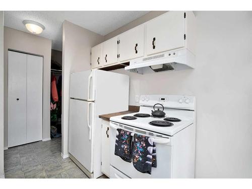 11-14, 21-24, 31-34-4932 48 Street, Rocky Mountain House, AB - Indoor Photo Showing Kitchen